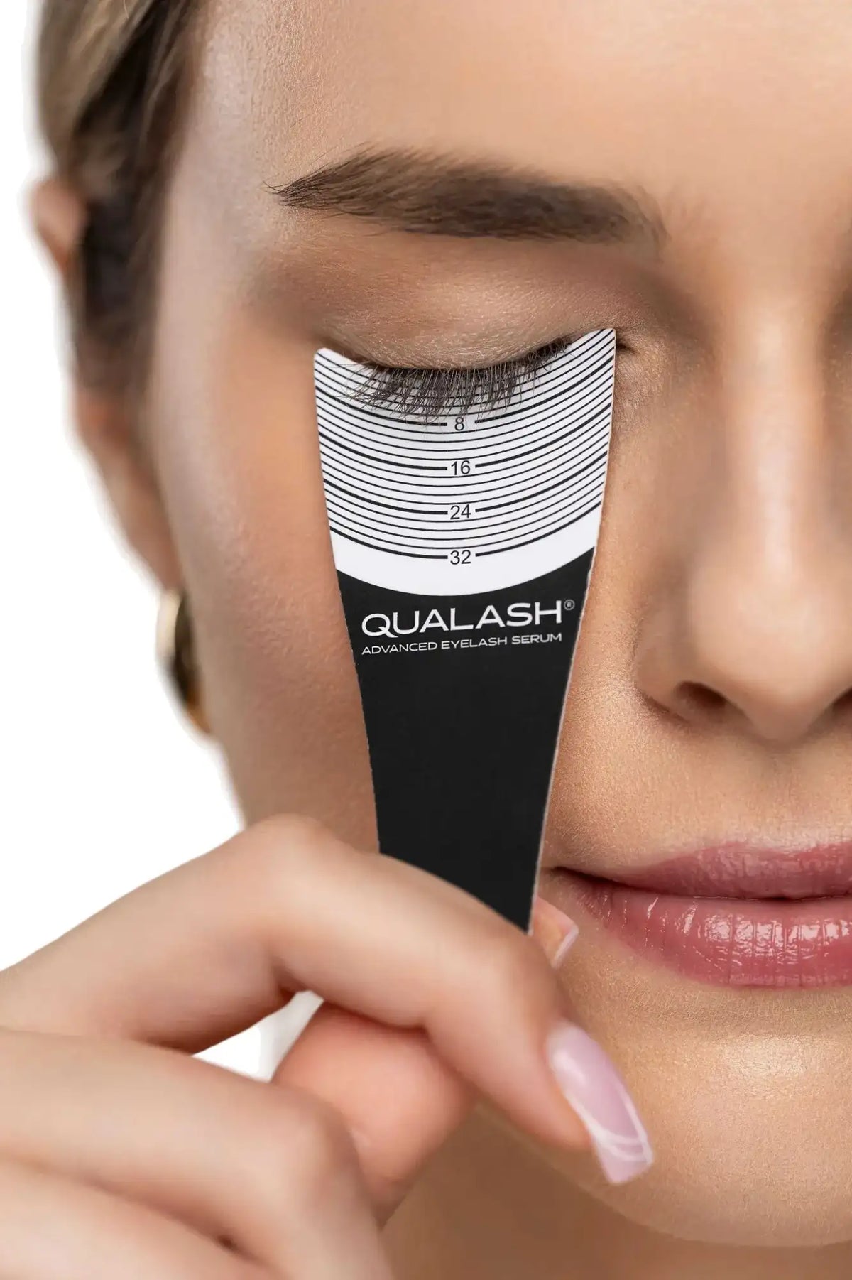 Cierpliwość się opłaca – zbliżenie pokazujące postęp wzrostu rzęs w czasie przy regularnym stosowaniu QUALASH Advanced Eyelash Serum